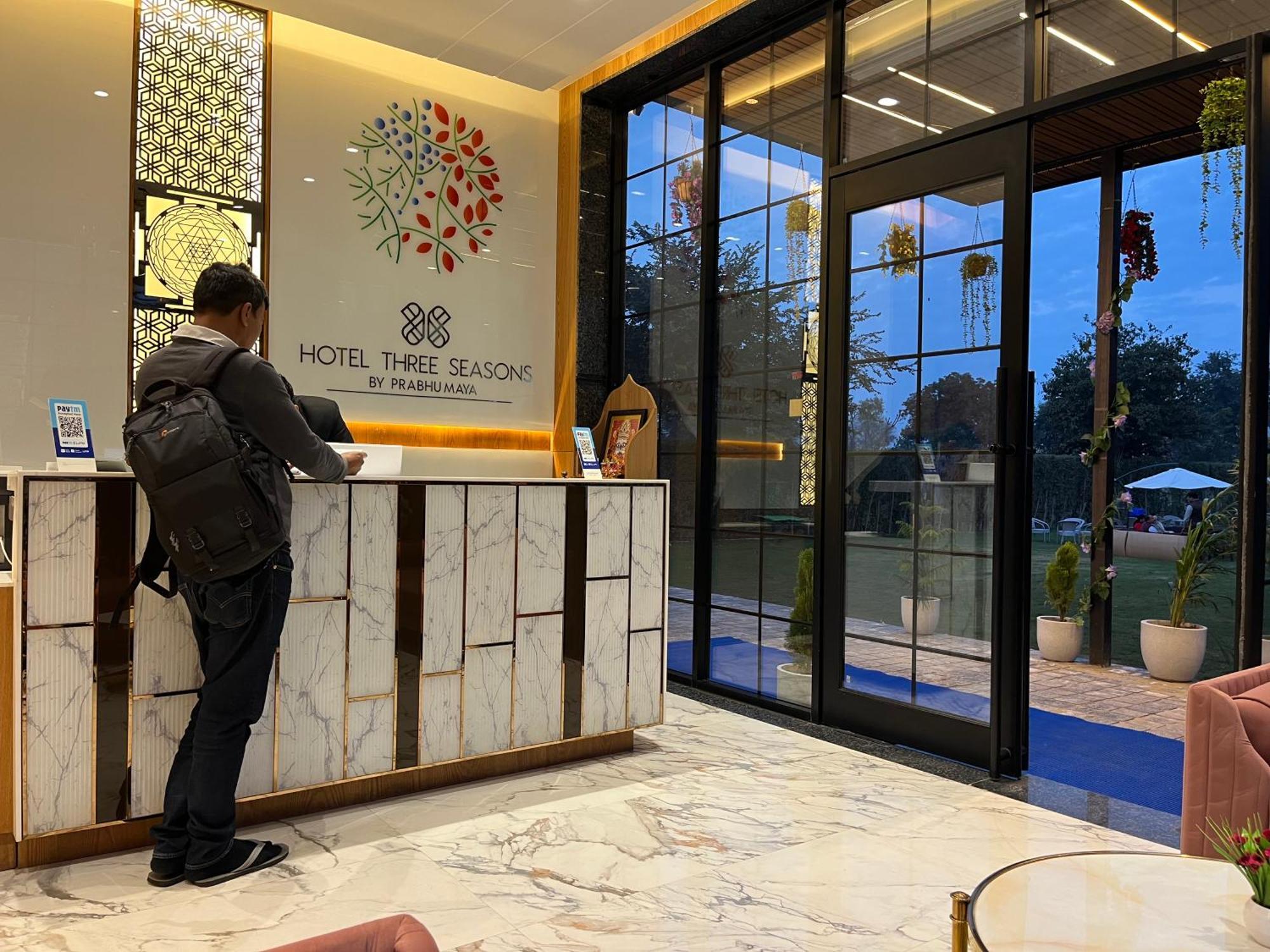 Hotel Three Seasons Vrindavan Exterior photo