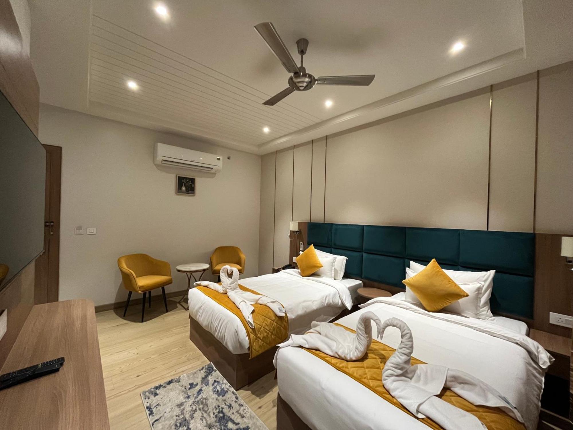 Hotel Three Seasons Vrindavan Exterior photo