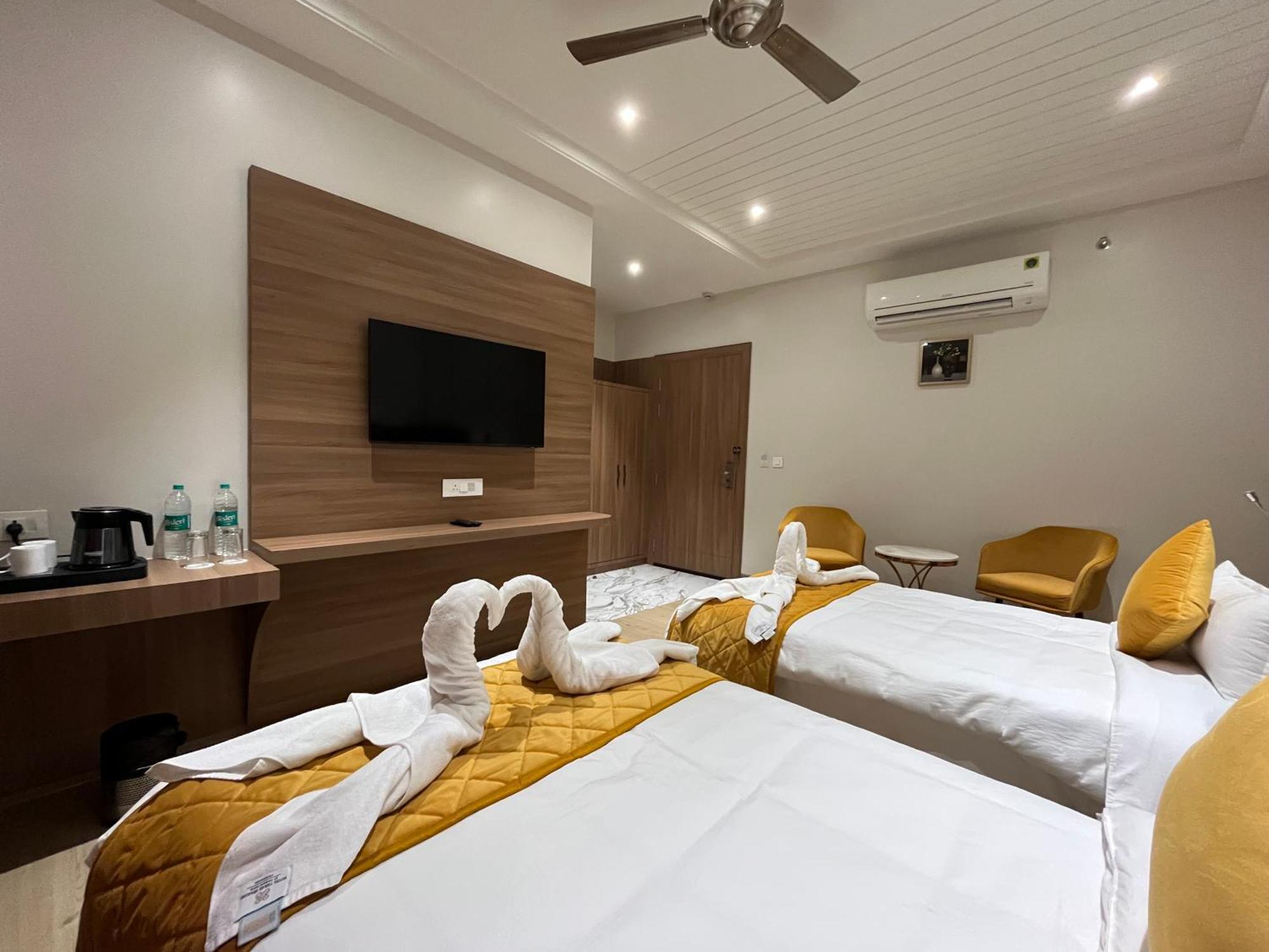 Hotel Three Seasons Vrindavan Exterior photo