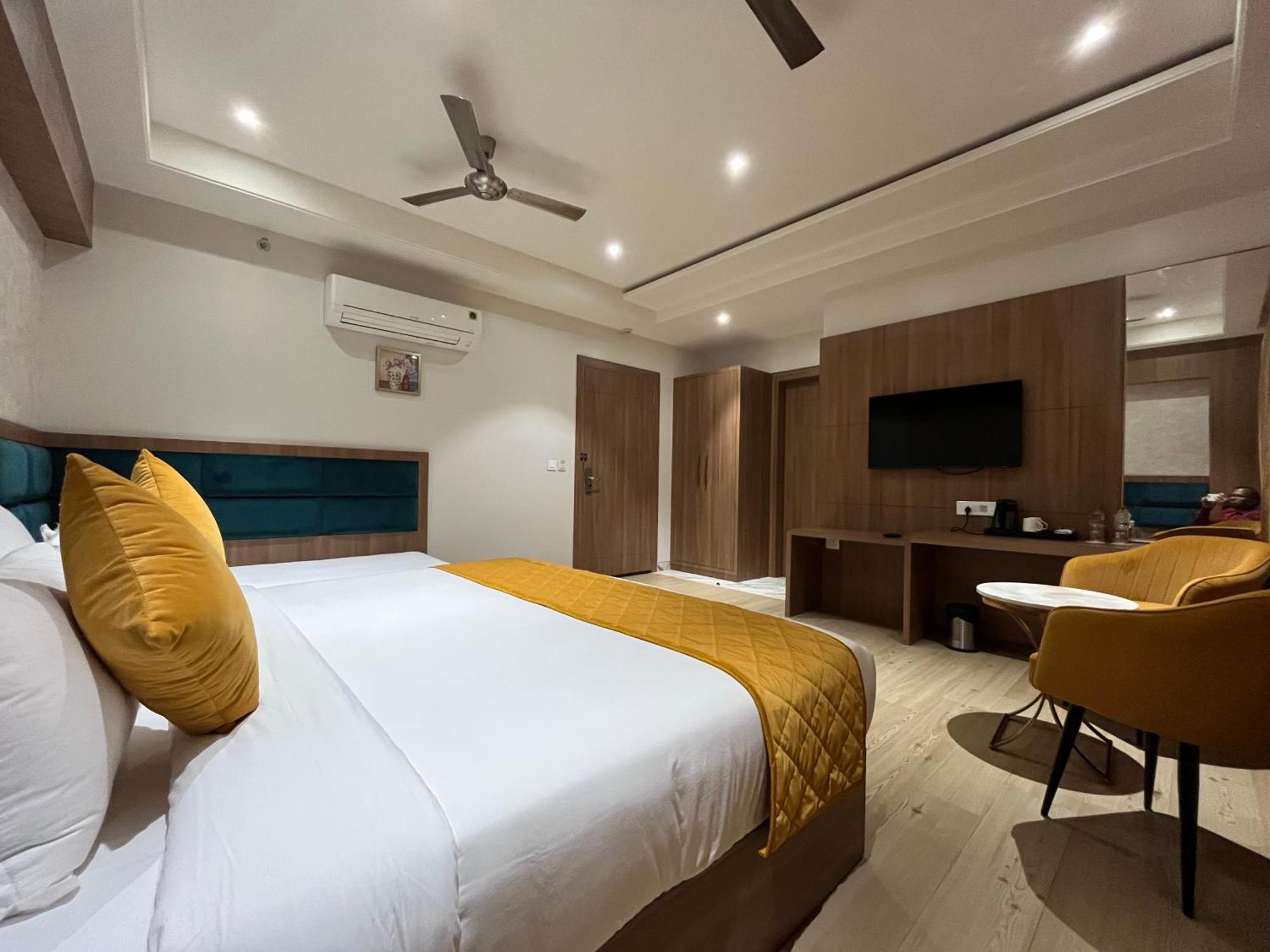 Hotel Three Seasons Vrindavan Exterior photo