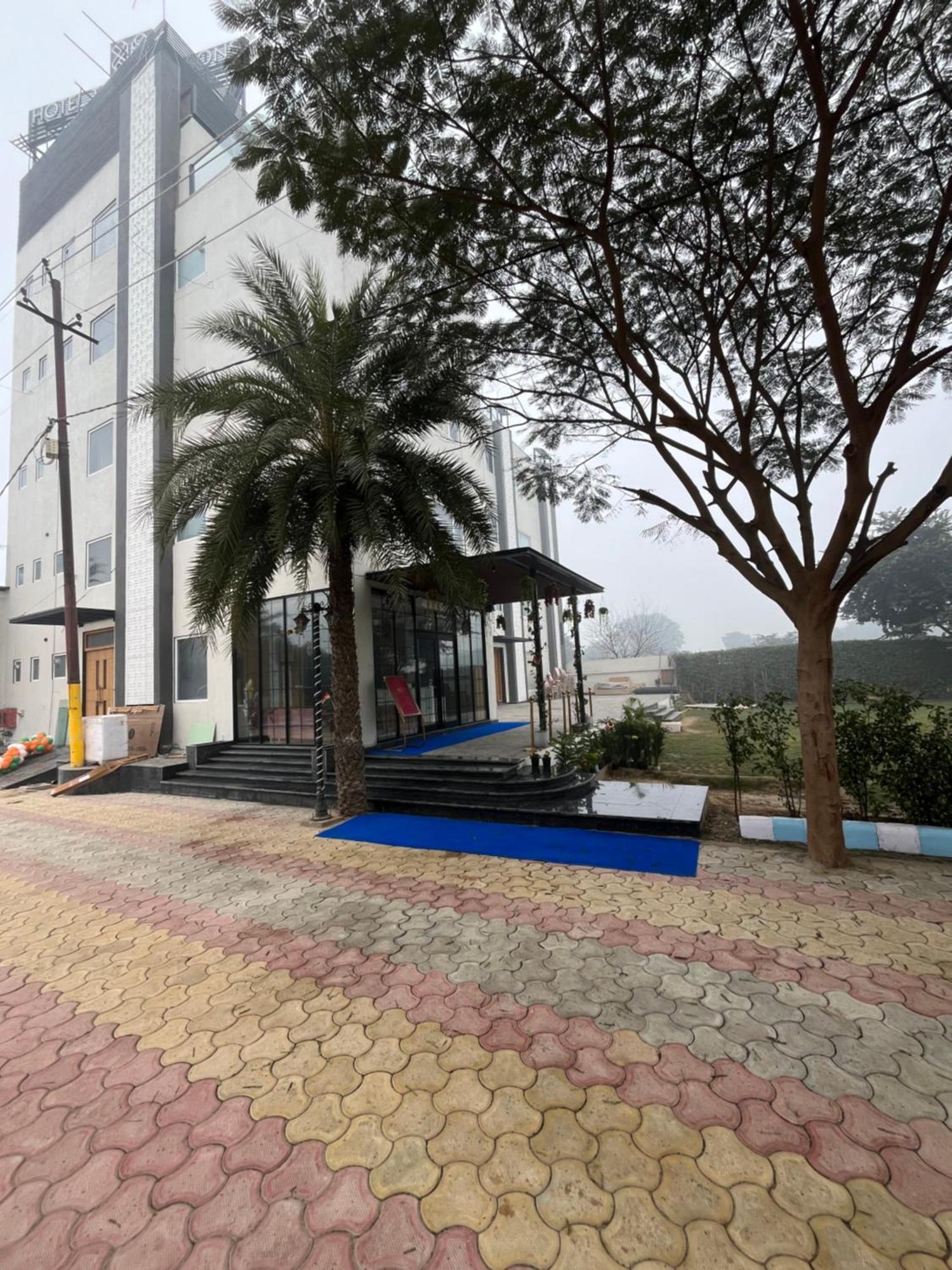 Hotel Three Seasons Vrindavan Exterior photo