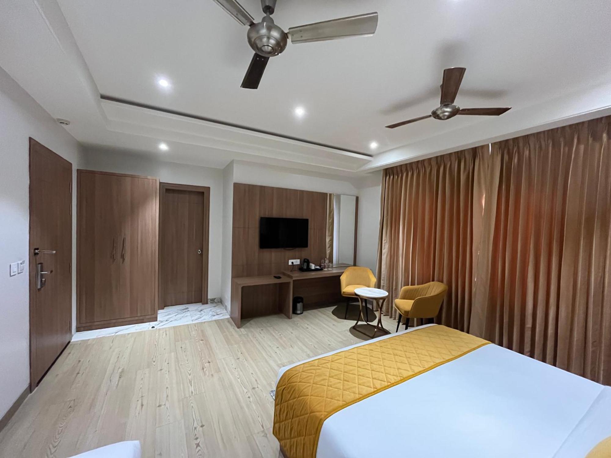 Hotel Three Seasons Vrindavan Exterior photo