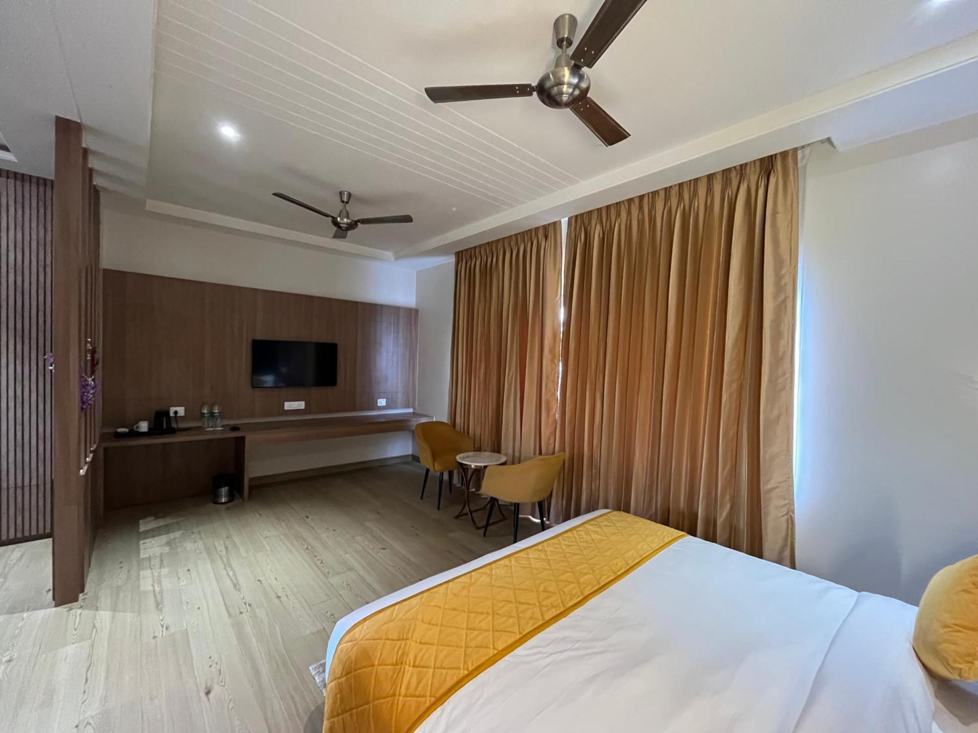 Hotel Three Seasons Vrindavan Exterior photo
